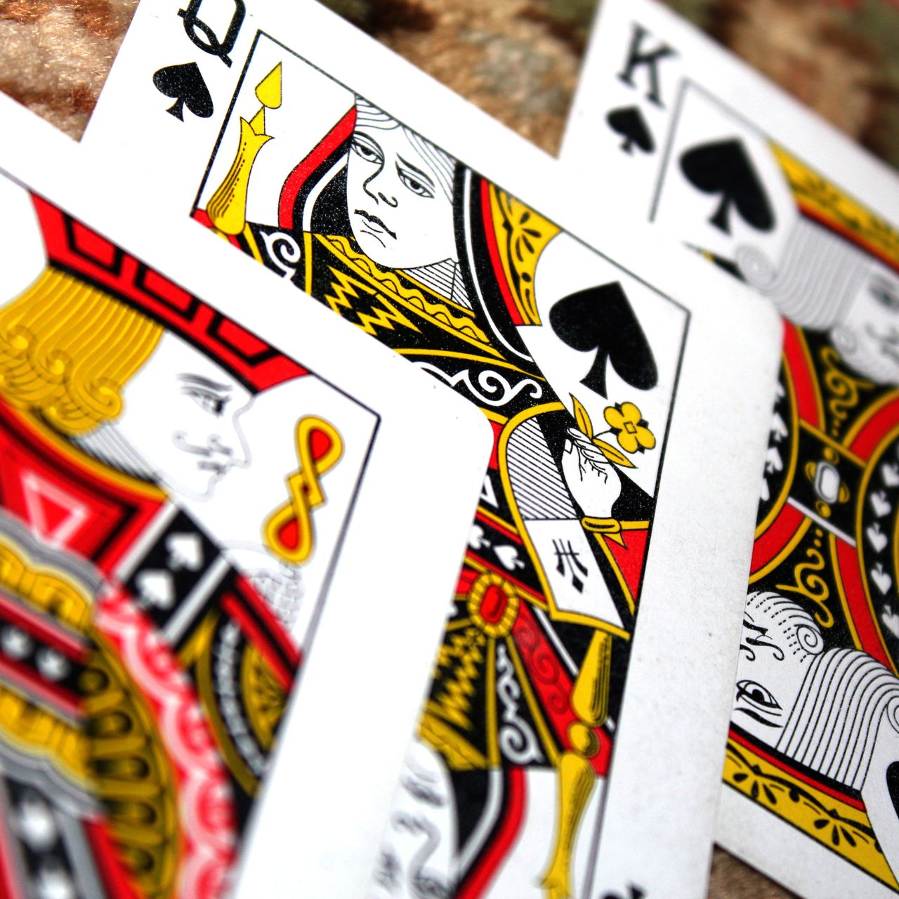 炸金花係一款適合多人對戰嘅傳統紙牌遊戲，玩家以三張手牌比拼大小。呢款遊戲融合賭場策略與心理博弈，要求玩家透過底牌分析與下注判斷對手。